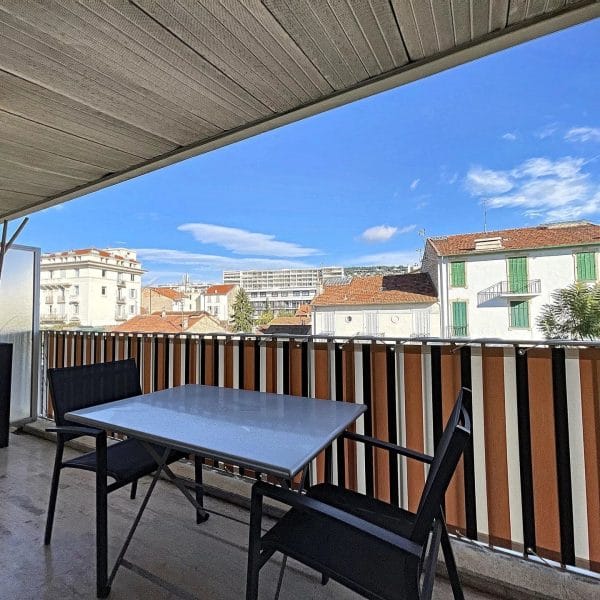 Appartement Cannes proche Banane : Vaste studio, 32m2, terrasse, résidence standing, au calme