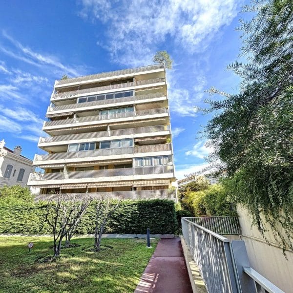 Appartement Cannes proche Banane : Vaste studio, 32m2, terrasse, résidence standing, au calme