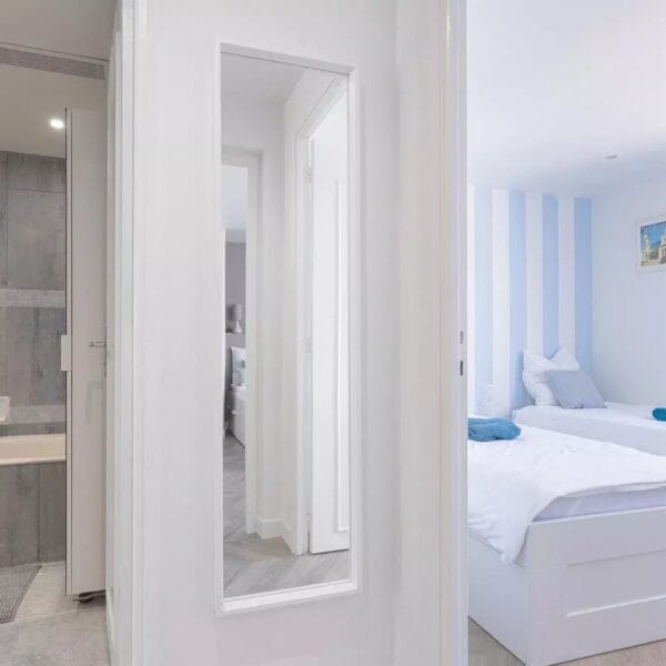 Apartment Cannes Quartier des Anglais: Beautiful furnished 3 rooms, terrace, close to shops