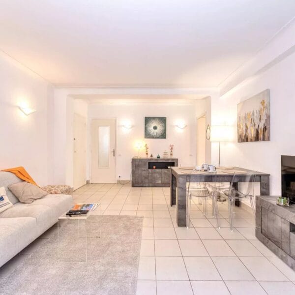 Cannes Lower Californie Apartment:  bright 2 bedrooms, beaches and La Croisette 5 mins walk