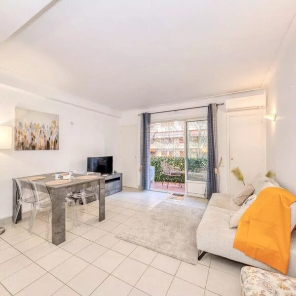 Cannes Lower Californie Apartment:  bright 2 bedrooms, beaches and La Croisette 5 mins walk