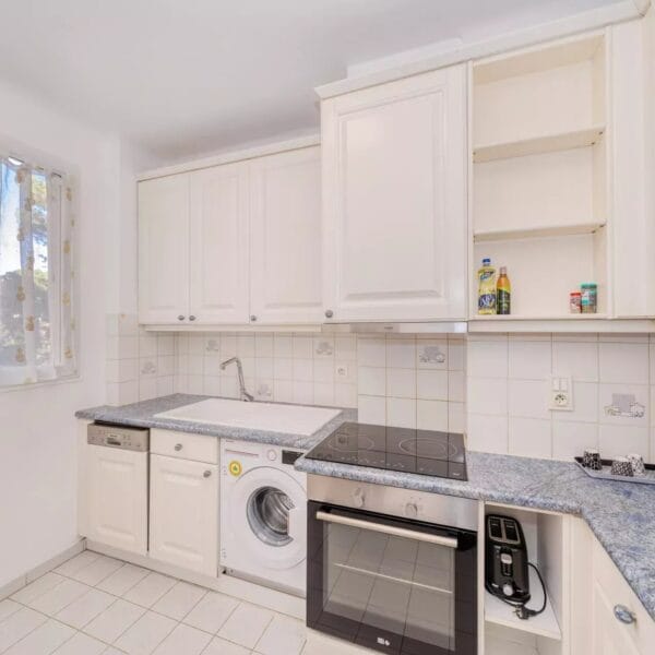 Cannes Lower Californie Apartment:  bright 2 bedrooms, beaches and La Croisette 5 mins walk