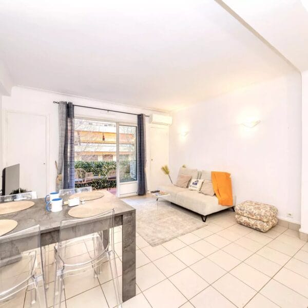 Cannes Lower Californie Apartment:  bright 2 bedrooms, beaches and La Croisette 5 mins walk