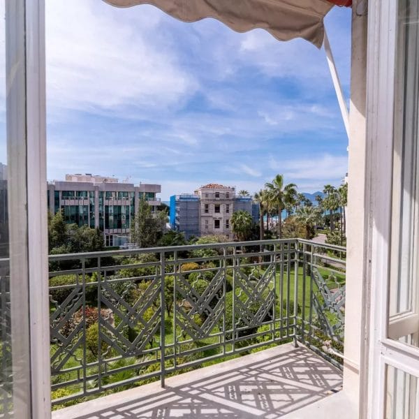 Apartment Cannes Croisette: Luxurious 5 rooms, 166m2, south exposure, and steps away from the Croisette and the beaches