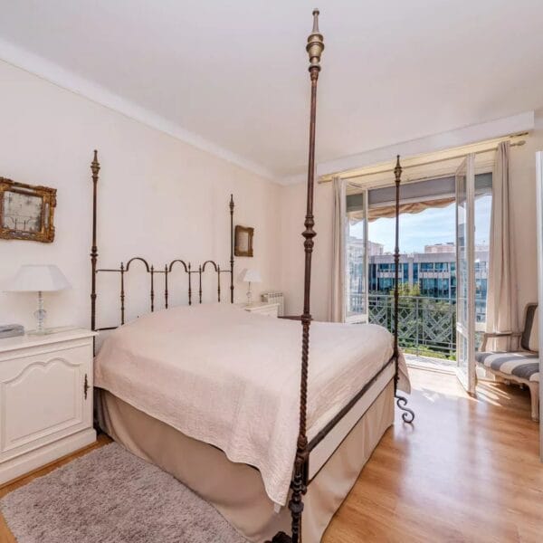 Apartment Cannes Croisette: Luxurious 5 rooms, 170m2, south exposure, and steps away from the Croisette and the beaches