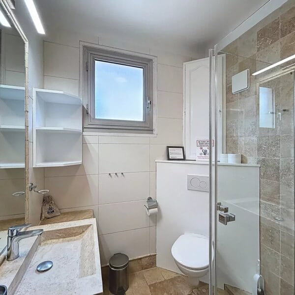 Cannes: 3 bedroom duplex Suquet apartment with terrace and sea view
