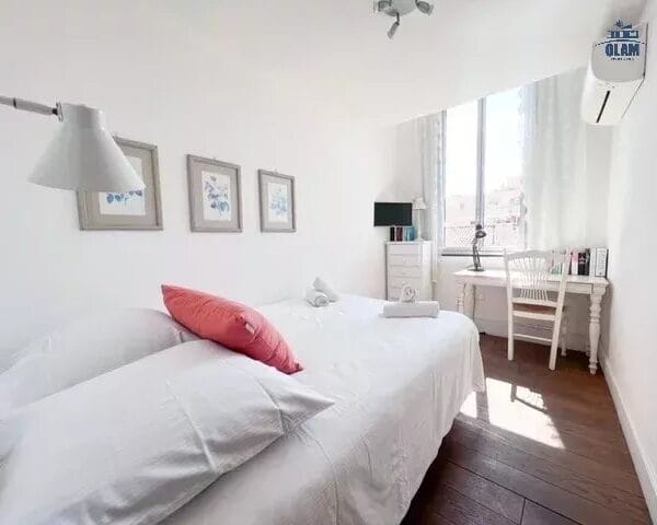 Cannes: 3 bedroom duplex Suquet apartment with terrace and sea view