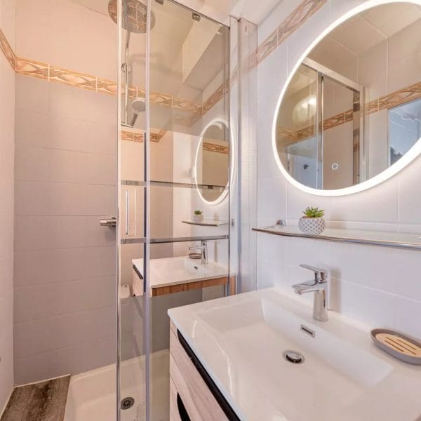 Apartment Cannes Croisette: Luxurious 5 rooms, 166m2, south exposure, and steps away from the Croisette and the beaches