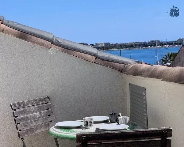Cannes: 3 bedroom duplex Suquet apartment with terrace and sea view