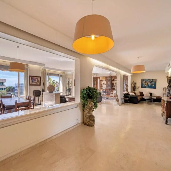 Apartment Cannes Croisette: Luxurious 5 rooms, 170m2, south exposure, and steps away from the Croisette and the beaches