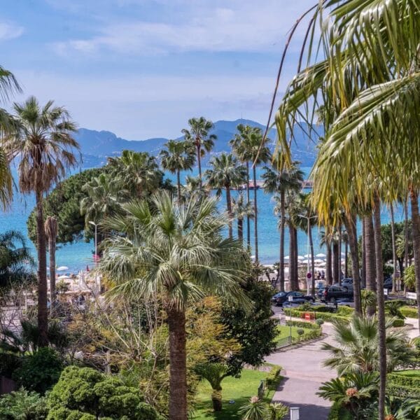 Apartment Cannes Croisette: Luxurious 5 rooms, 170m2, south exposure, and steps away from the Croisette and the beaches