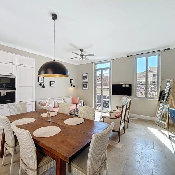 Cannes: 3 bedroom duplex Suquet apartment with terrace and sea view