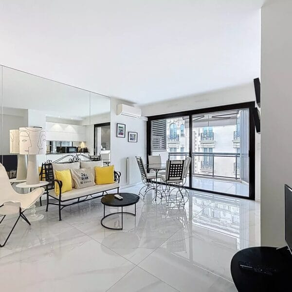 Cannes: charming studio in a secure residence 3 minutes from the beaches