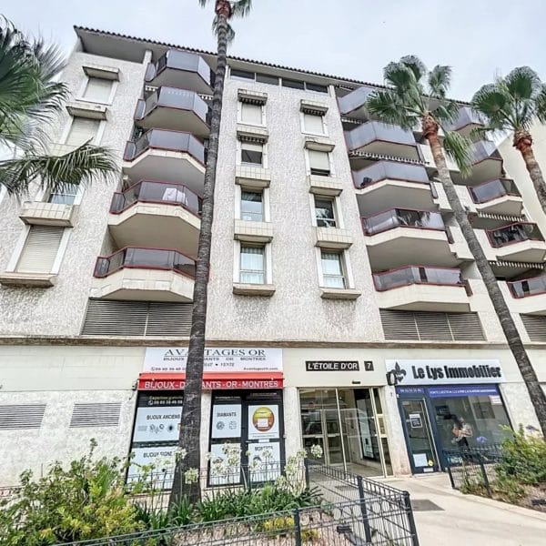 Cannes hyper center 2 bedrooms renovated with terrace, elevator, Marché Gambetta