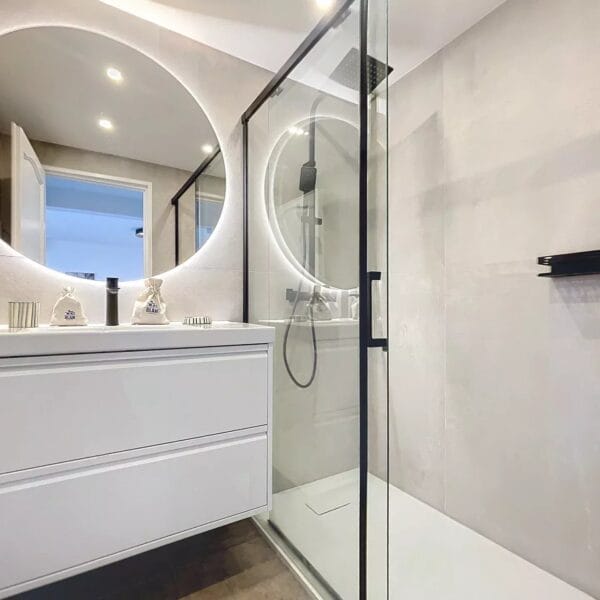 Cannes hyper center 2 bedrooms renovated with terrace, elevator, Marché Gambetta