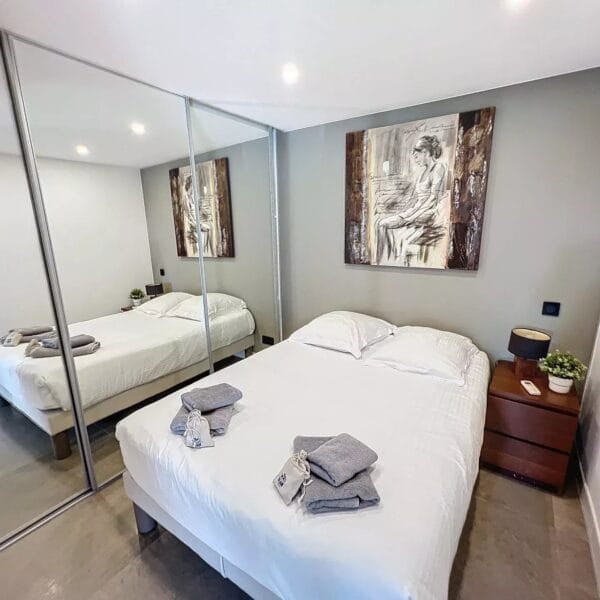 Cannes hyper center 2 bedrooms renovated with terrace, elevator, Marché Gambetta