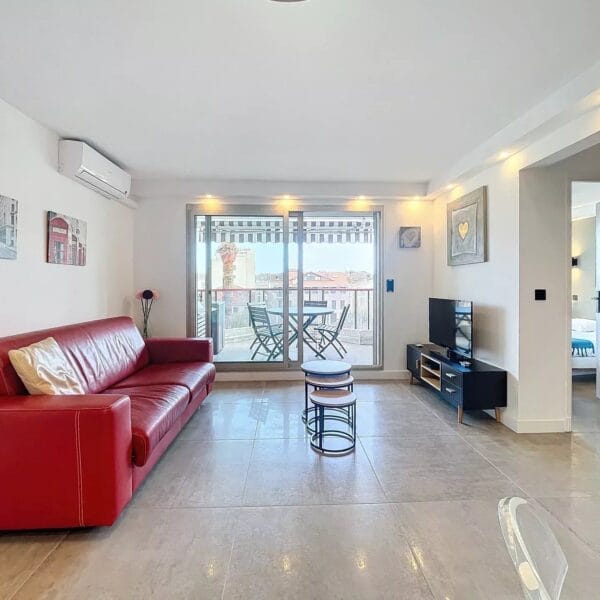 Cannes hyper center 2 bedrooms renovated with terrace, elevator, Marché Gambetta