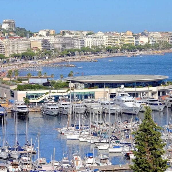 Cannes hyper center 2 bedrooms renovated with terrace, elevator, Marché Gambetta