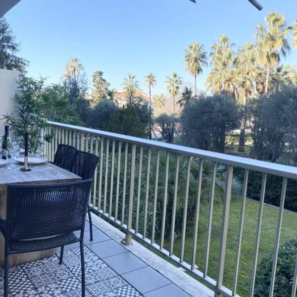 Cannes: calme, 2 pièces vue jardin avec terrasse et piscine