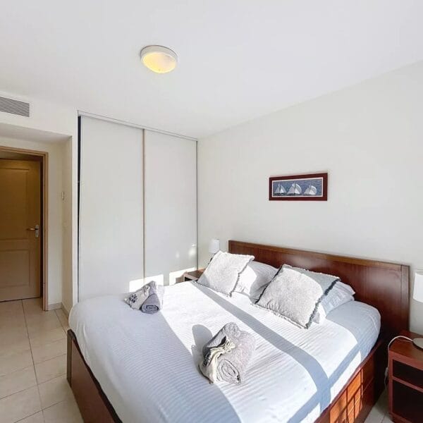 Mandelieu la Napoule: beautiful apartment, residence with swimming pool and parking
