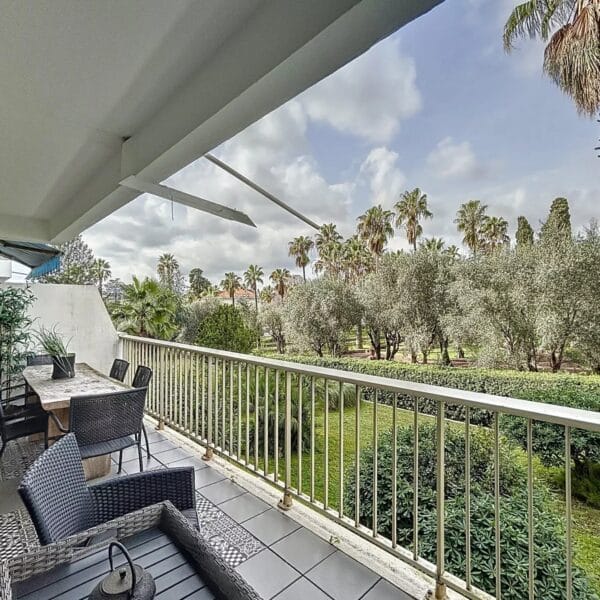 Cannes: calme, 2 pièces vue jardin avec terrasse et piscine