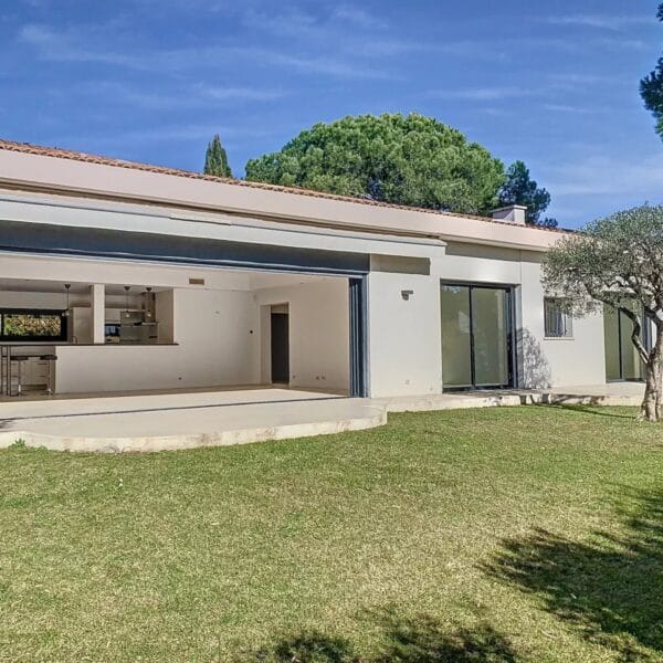 MouginsVilla: Modern single-story, californian style, 163 sqm, pool