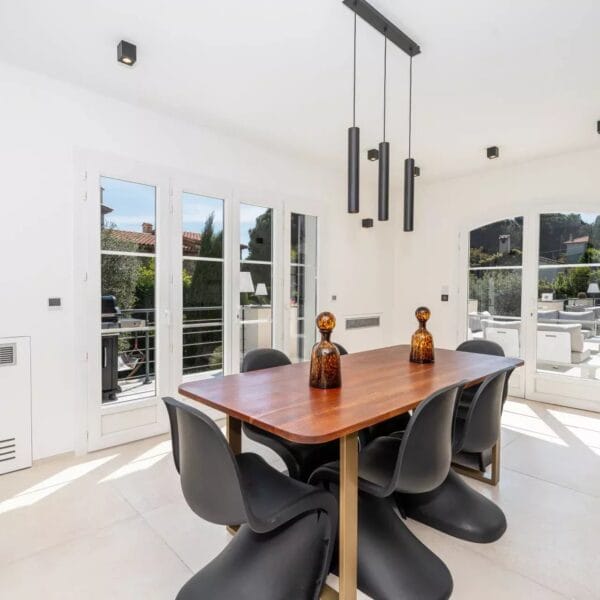 One of a kind 6 BR / 6 bath villa sauna, jacuzzi pool; just 15 mns off town
