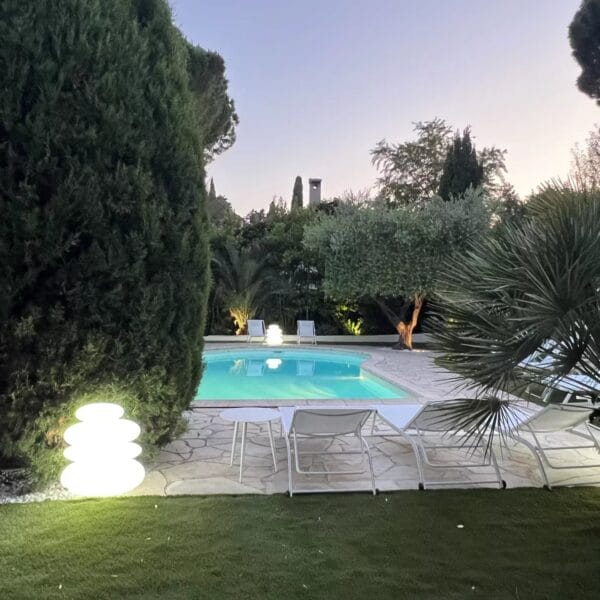 One of a kind 6 BR / 6 bath villa sauna, jacuzzi pool; just 15 mns off town