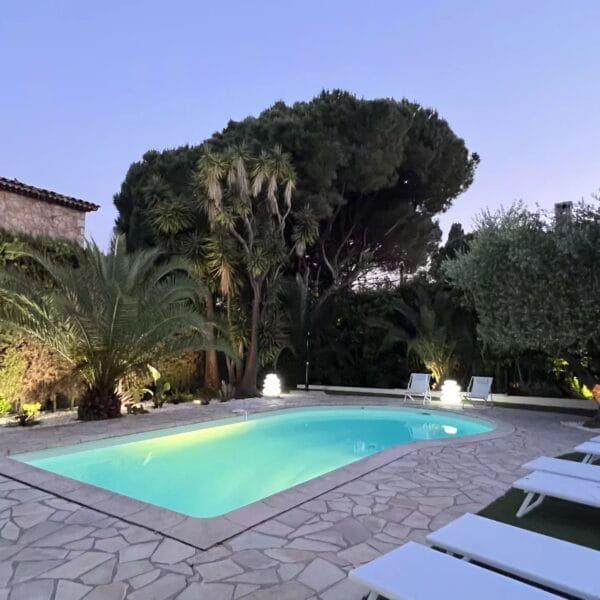One of a kind 6 BR / 6 bath villa sauna, jacuzzi pool; just 15 mns off town