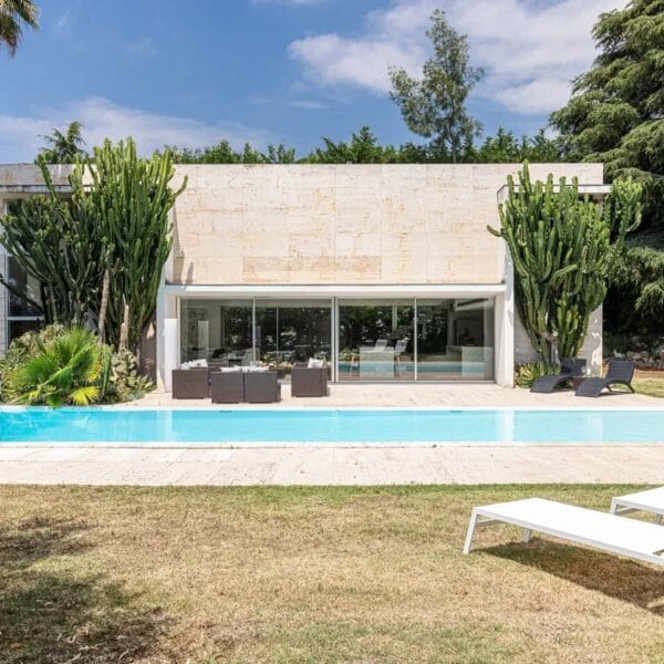 Architect-Designed Contemporary Villa – Between Biot and Valbonne