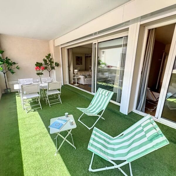Cannes – Rue d’Antibes • Elegant One-Bedroom Apartment with Spacious Furnished Terrace, Absolute Peace in the City Center