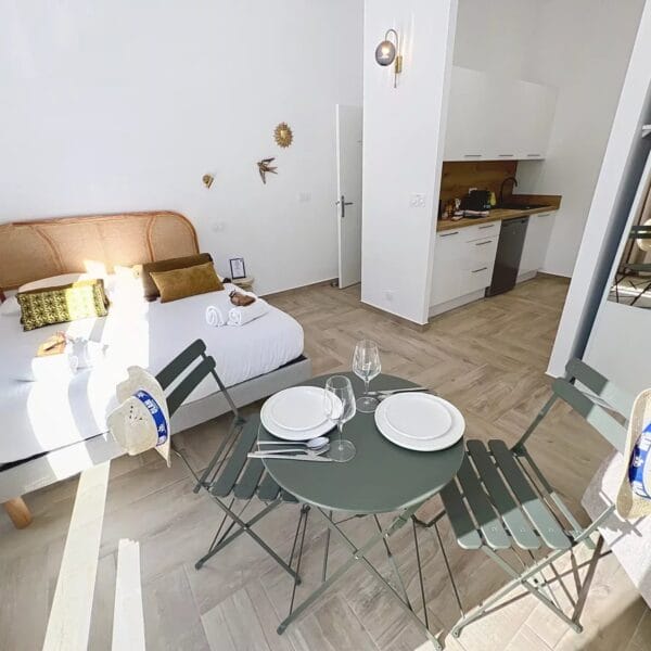 Cannes Banane : Cozy studio hyper centre avec balconnet rénové 2025