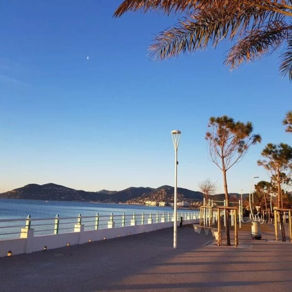 Little White House in Cannes – 2 BR + mezzanine duplex apartment close to Suquet